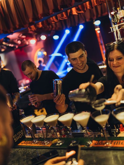 Бармени готують коктейлі, чорно-біле фото